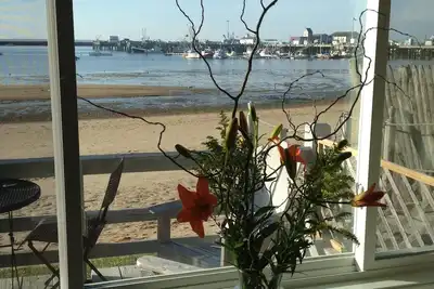 Image de Centre de la ville, Cottage romantique sur la plage avec parking aussi!