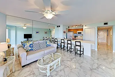 Image de prix spéciaux aussi bas que 150 $ Suite avec vue sur l'océan à Ocean Pointe récemment rénovée