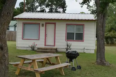 Image de The Rose Cabin est une chambre / 1 salle de bain sur le lac Buchanan