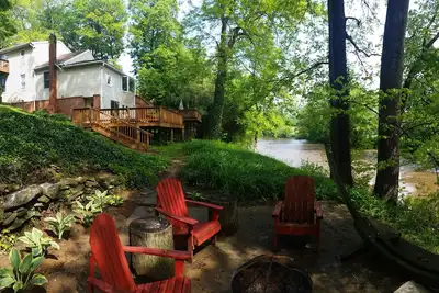 Image de Belle maison au bord de la rivière entourée de fermes amish à Lancaster
