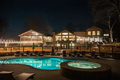 Image de Lake House Mansion disponible pour retraites Corp et réunions de famille, 45 couchages