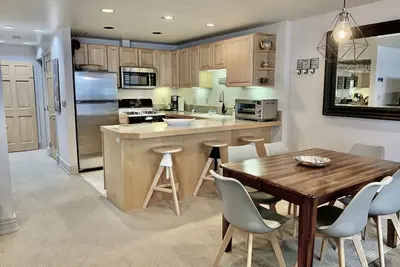 Image de Immaculate Condo One Block de Aspen Core avec parking, Wifi et local à skis