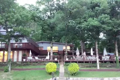 Image de Spacieuse grande maison familiale au bord du lac à louer