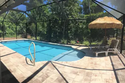 Image de Marchez jusqu'à la plage privée / ferry. Belle piscine à la maison avec des vélos et des kayaks