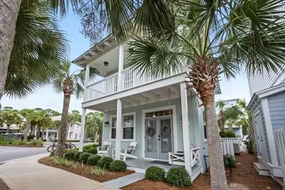 Image de L'intimité de votre propre chalet pour le prix d'un condo: Long Time No Sea