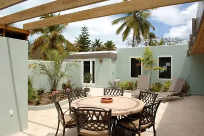 Image de Magnifiquement rénové 3 Br / 4 Ba condo pas de la plage