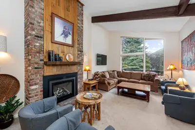 Image de Condo confortable et abordable de 2 chambres par Golden Peak - All Seasons # G3