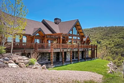 Image de Maison en bois sur mesure nichée dans les montagnes. Vue imprenable sur la vallée depuis chaque pièce.