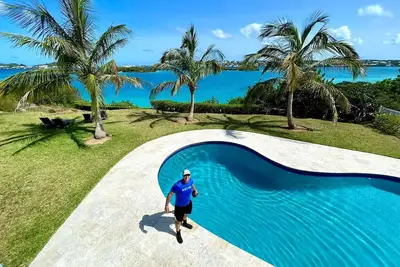 Grande unité de vacances, vue sur l'océan et la piscine que vous allez adorer