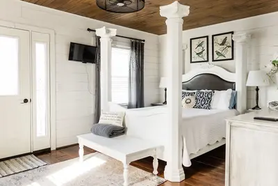 Image de Romantic Vista Cottage - Walnut Creek, à distance de marche des restaurants et des boutiques.