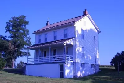 Image de Maison privée de 3 chambres de 1880 située dans une ferme d'élevage de 130 acres
