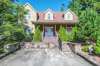 Image de Marcher 2 pâtés de maisons du centre-ville, du lac, des restaurants, des magasins et du sentier de randonnée