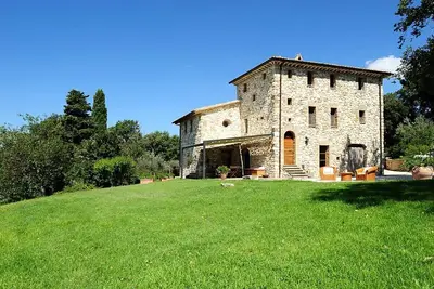 Image de Historic Olive Estate Manor avec panorama infini et grottes étrusques, à 1 heure de R