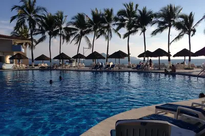 Image de A situé face à la plage oasis avec la meilleure piscine de la ville!