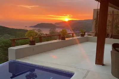 Image de Luxueuse Maison de vacances, Vue sur la mer, plage à distance de marche, piscine privée!