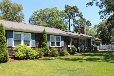 Image de Grande maison familiale, 1/4 mile à la plage, grande cour, balançoires, près de piste cyclable