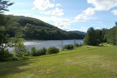 Image de Camping privé en camping-car sur la rivière Connecticut avec vue sur la montagne locale!