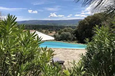 Image de Maison avec piscine privée près de Gordes avec une vue imprenable sur le Luberon