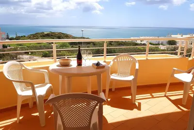 Image de Vues sur la mer fabuleuses, climatisation complète, à pied des restaurants et de la plage Pavillon bleu de Luz