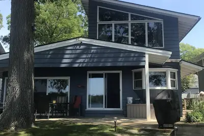 Image de Grand beau chalet situé à droite sur Spring Lake