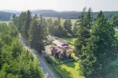 Image de Maison unique sur mesure ~ Hébergement de groupe Fabuleux ~ 1. 3 miles du port