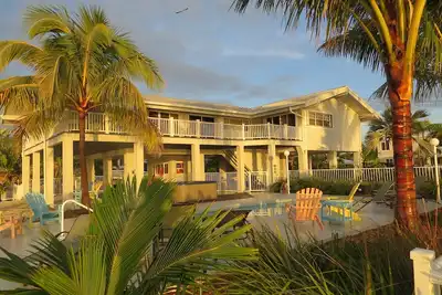 Image de Accueil Oceanfront sur Deep Water Canal w / Dock, piscine, bain à remous, kayaks, table de billard!