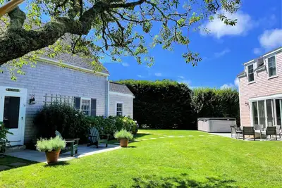 Image de Classique Nantucket Cottage, près de la ville et des plages