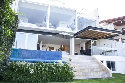 Image de Luxueux tout neuf, vue sur le lac, 5 chambres avec toutes les commodités