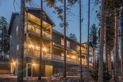 Image de Grande évasion en montagne, près de la ville, bain à remous, navette gratuite, 5 chambres lit king-size