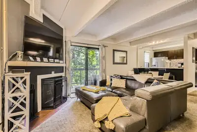 Image de Condo moderne pour les familles - À quelques pas de la rue Main Frisco - 2br + Den