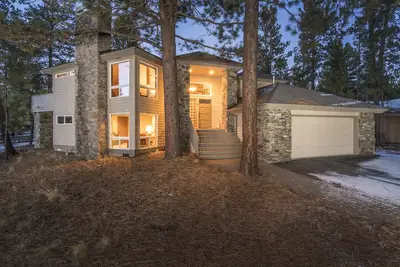 Image de Spacieux maison mise à jour! 2 Masters-A / C-Sharc-Hot Tub-Sauna-Great Location