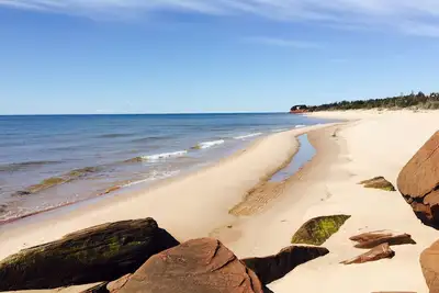 Image de Charmant chalet au bord de l'eau sur une plage de sable blanc privée