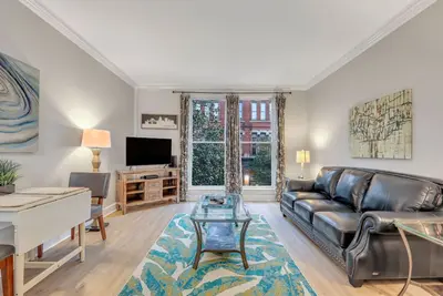 Condo de ville romantique + coût de stationnement pour 1 voiture est couvert