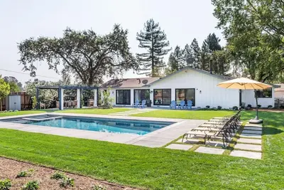 Image de Superbe et luxueuse maison avec piscine, spa et commodités contemporaines!