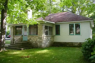 Image de chalet de trois chambres dans la région de Point Beach de Egg Harbor
