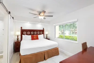 Image de Grand Condo Sur La Conduite Internationale Pres Du Monde De La Mer