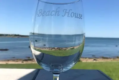 Image de Waterfront House sur Buzzards Bay - Six chambres - Plage privée