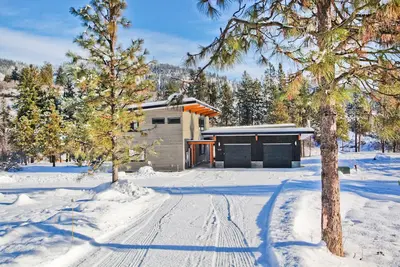 Image de ZayLy Lodge: nouvelle maison moderne située sur la rivière à Leavenworth