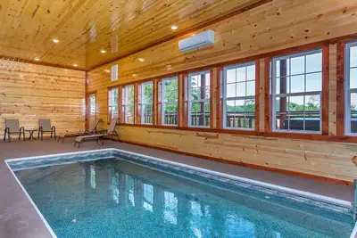 Splash Manor: piscine intérieure, vues spectaculaires, cinéma maison, salle de jeux, piscine, à proximité des attractions