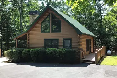 Image de Evadez-vous dans cette cabine confortable nichée dans les bois.