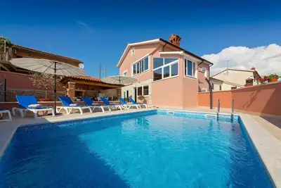 Image de Villa Petra, Kaštelir avec piscine, sauna et jacuzzi ☆☆☆☆ près du Porec-Istria