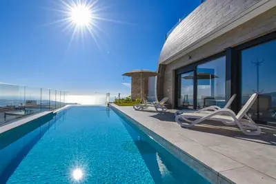 Image de Villa de luxe moderne, vue sur mer, piscine chauffée