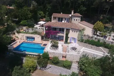 Image de Villa sur les hauteurs de Cannes surplombant le Cap d'Antibes