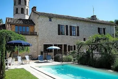 Image de Ancien presbytère du 15ème siècle avec piscine privée dans un charmant village