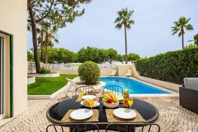 Image de Belle vue sur la mer et le golf.