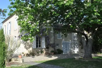 Image de Maison de caractère dans parc arboré avec piscine