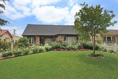 Image de Charmant cottage anglais de Pasadena sur la rue bordée d'arbres