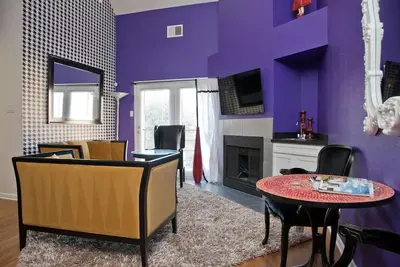 Image de Downtown 3 Bedroom Condo In The Heart Of Everything avec couchage pour 8-10.