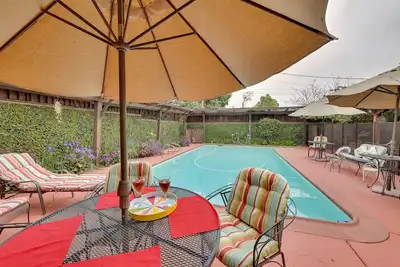 Image de Nouveau! Classy Villa espagnole SoCal avec piscine et piano à queue