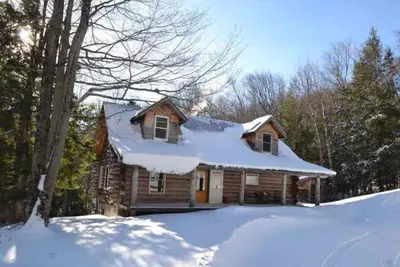 Image de La cabane en rondins du Vermont est située à quelques minutes des pistes de Sugarbush